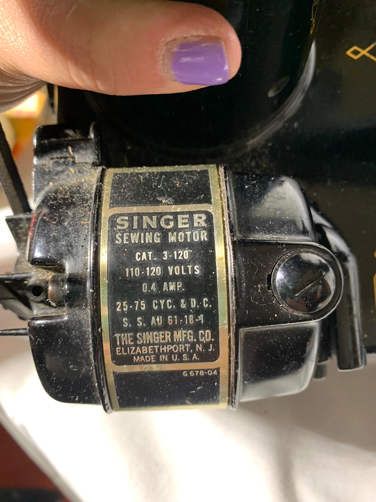 Singer Featherweight 221k Sewing Machine.