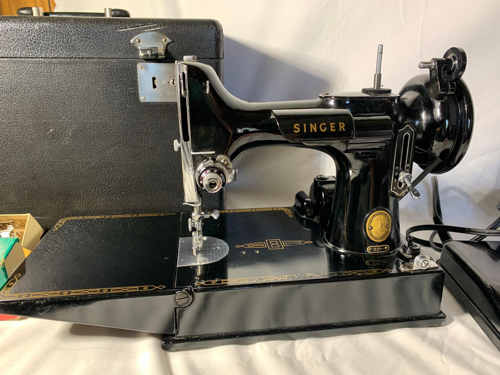 Singer Featherweight 221k Sewing Machine.