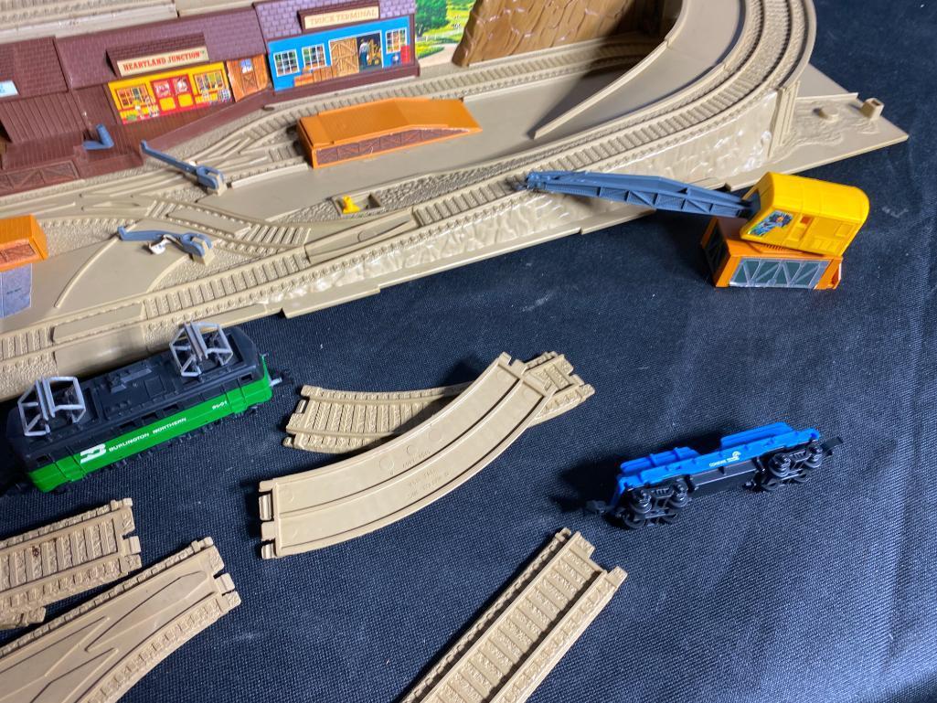 Hot Wheels Town Playset + Hot Wheels Railroad Set