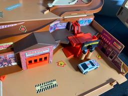 Hot Wheels Town Playset + Hot Wheels Railroad Set