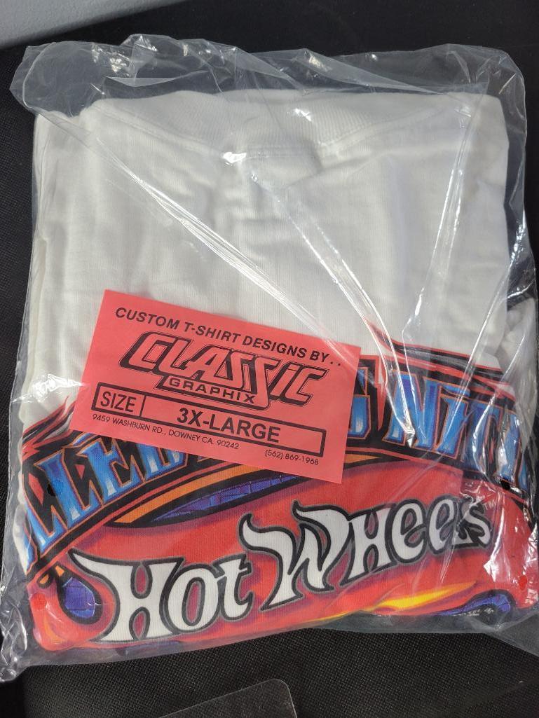 Hot Wheels Classics, Drag Van in Case, Convention T-Shirts & More