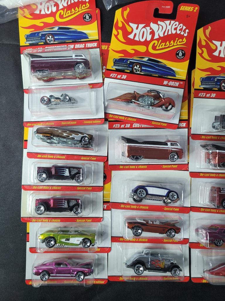 Hot Wheels Classics, Drag Van in Case, Convention T-Shirts & More