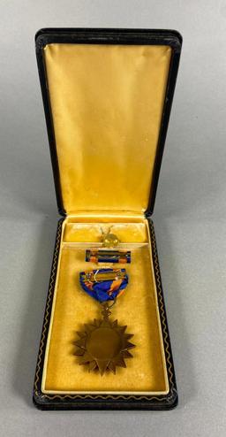 WWII U.S. AAF CASED AIR MEDAL - SLOT BROOCH