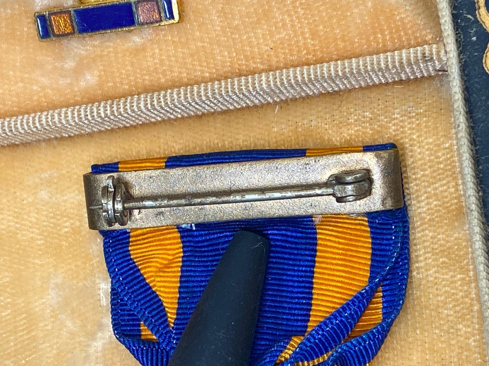 WWII U.S. CASED AIR MEDAL - FULL WRAPPED BROOCH