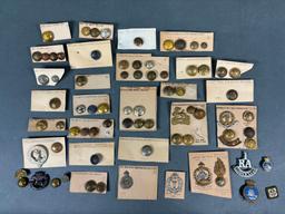 VINTAGE BRITISH MILITARY BUTTON AND BADGE LOT