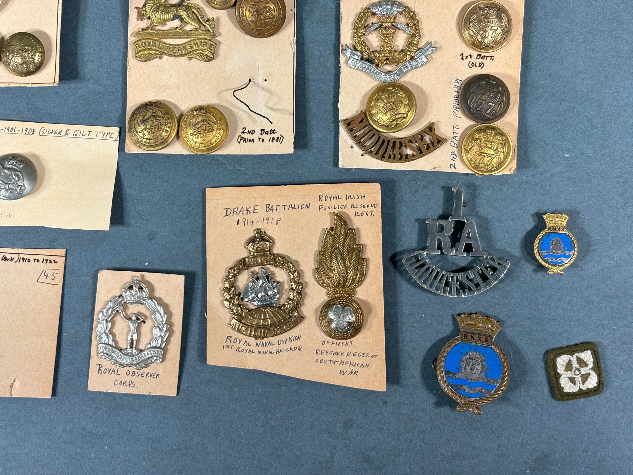 VINTAGE BRITISH MILITARY BUTTON AND BADGE LOT