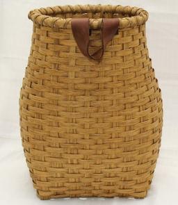 trapper basket with leather carry handle,