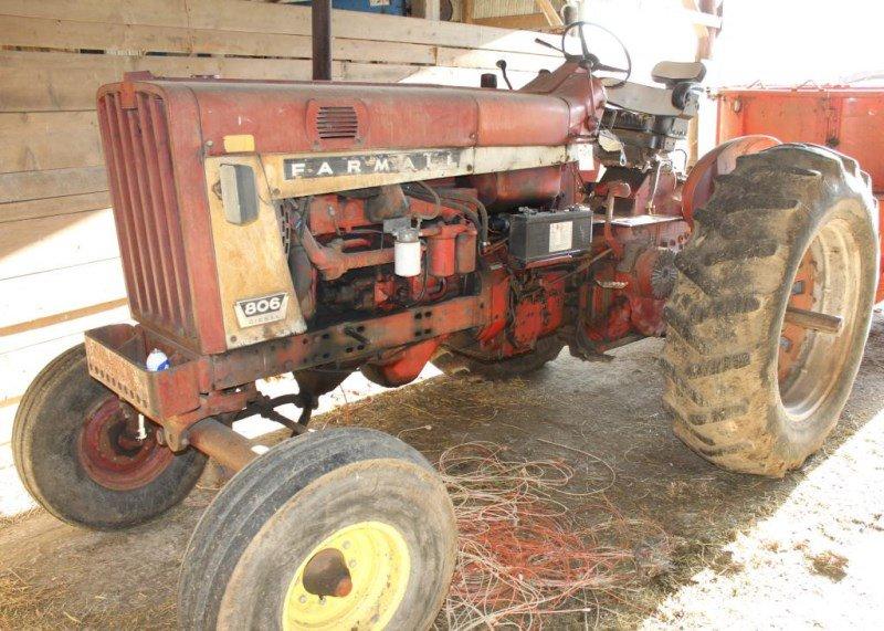 1967 Farmall 806 Diesel tractor, clam shell fenders