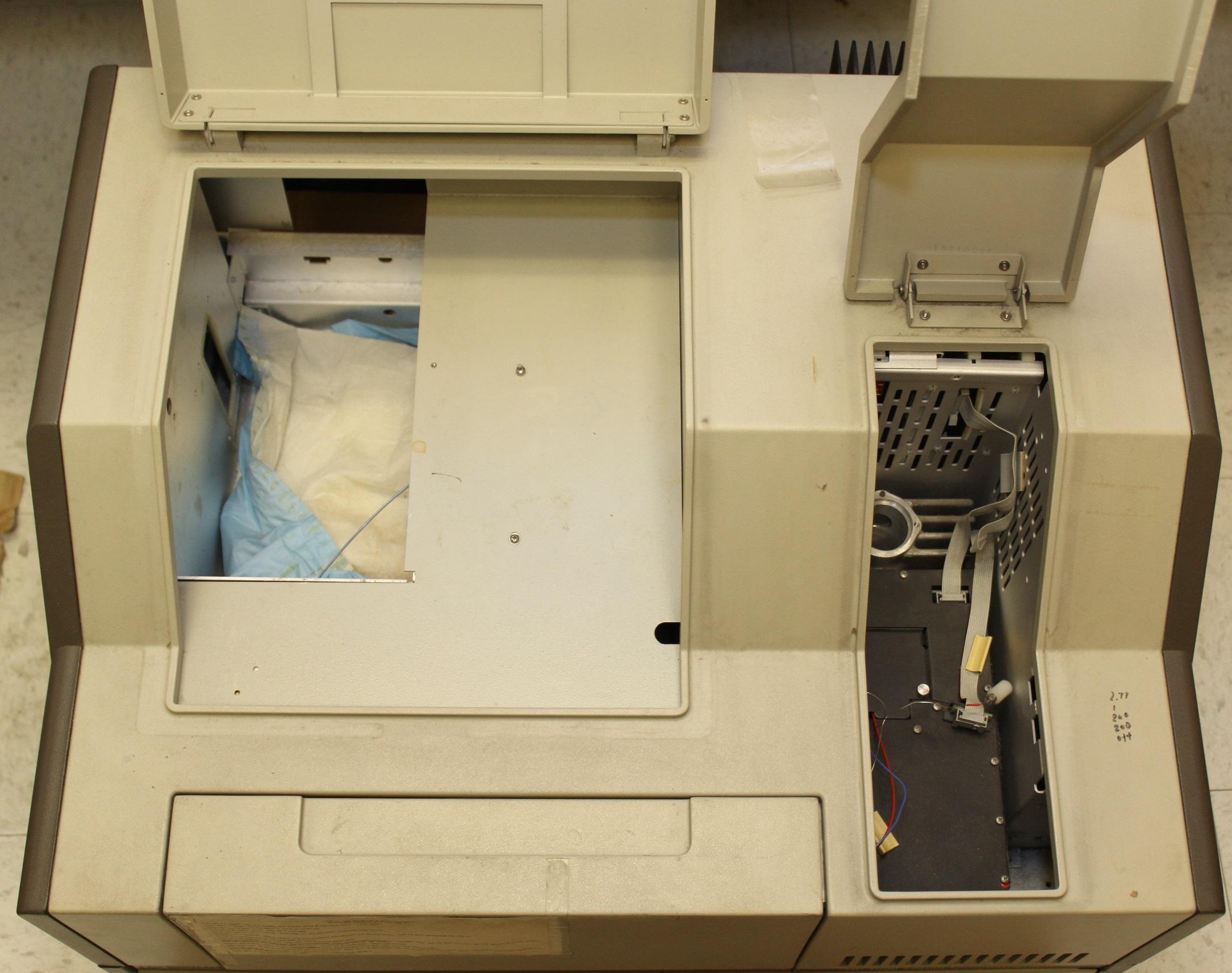 (2) Hewlett Packard 1090 HPLC Liquid Chromatograph