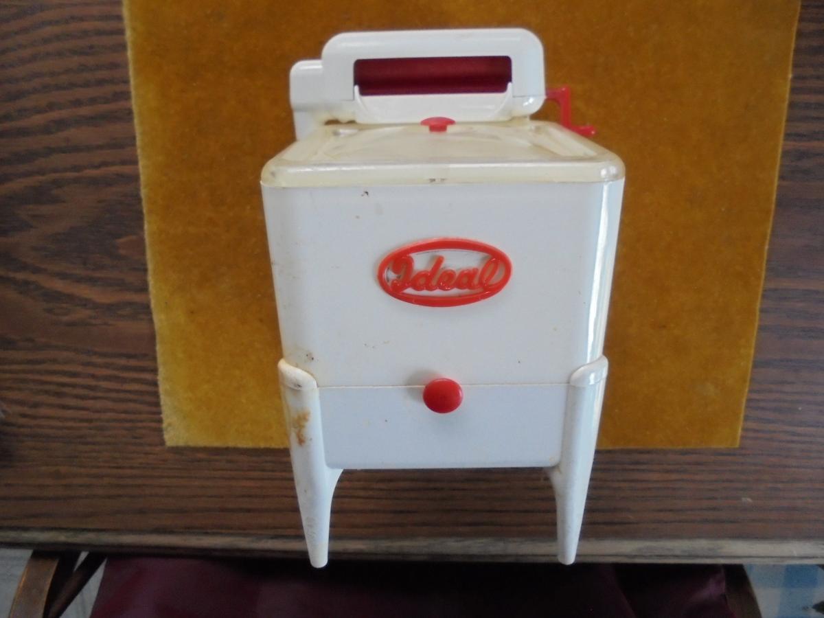 VINTAGE HARD PLASTIC TOY "IDEAL" WASHING MACHINE-WIND UP