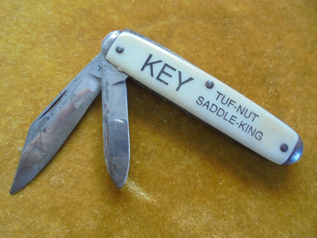 VINTAGE 3 1/2 INCH LONG ADVERTISING POCKET KNIFE-'KEY SADDLE KING"