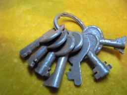 RING OF OLD PADLOCK KEYS--7 TOTAL