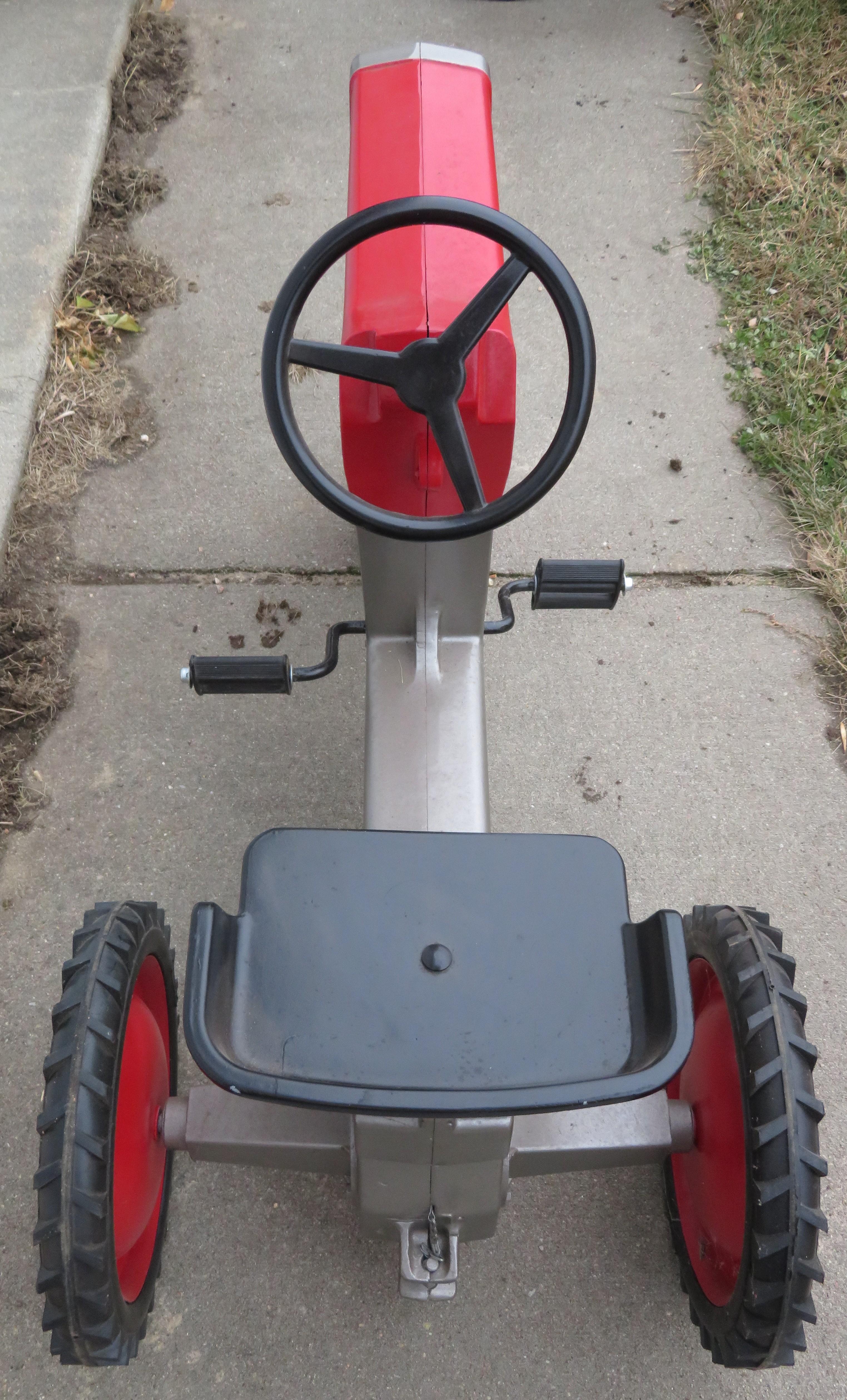 MASSEY FERGUSON 1100 - PEDAL TRACTOR