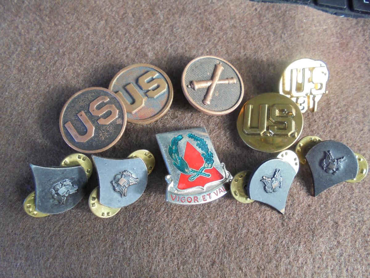 10 OLD MILITARY PINS AND BUTTONS