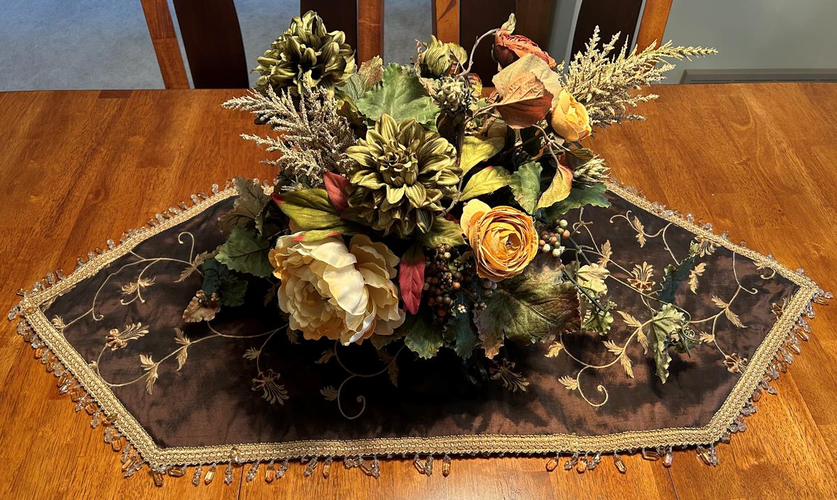 DINNING ROOM TABLE RUNNER & CENTER PIECE