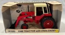 INTERNATIONAL 1586 TRACTOR WITH ENDLOADER - ERTL 1/16 SCALE