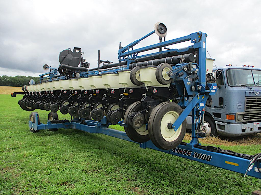 KINZE 3600 PLANTER