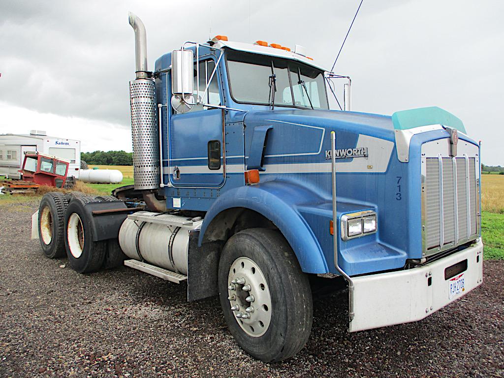 KENWORTH DAY CAB SEMI TRACTOR