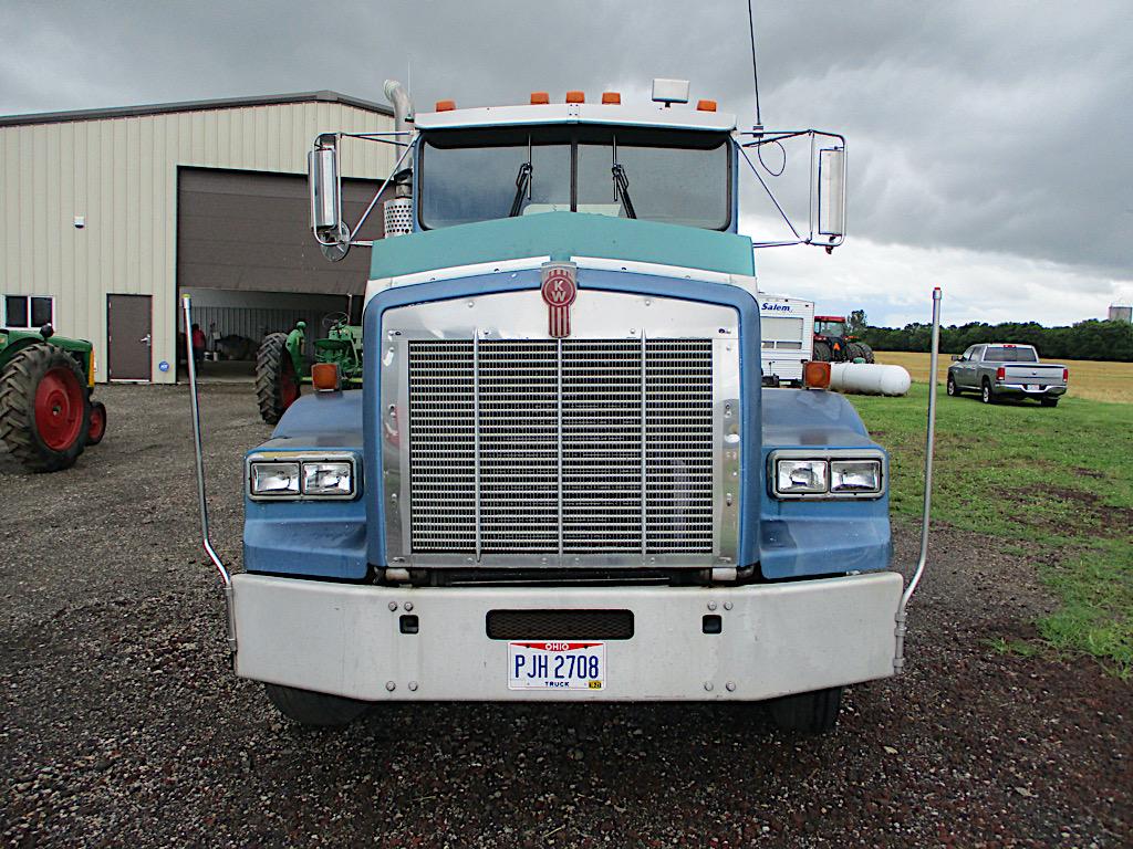 KENWORTH DAY CAB SEMI TRACTOR