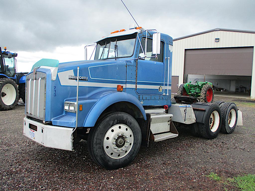 KENWORTH DAY CAB SEMI TRACTOR