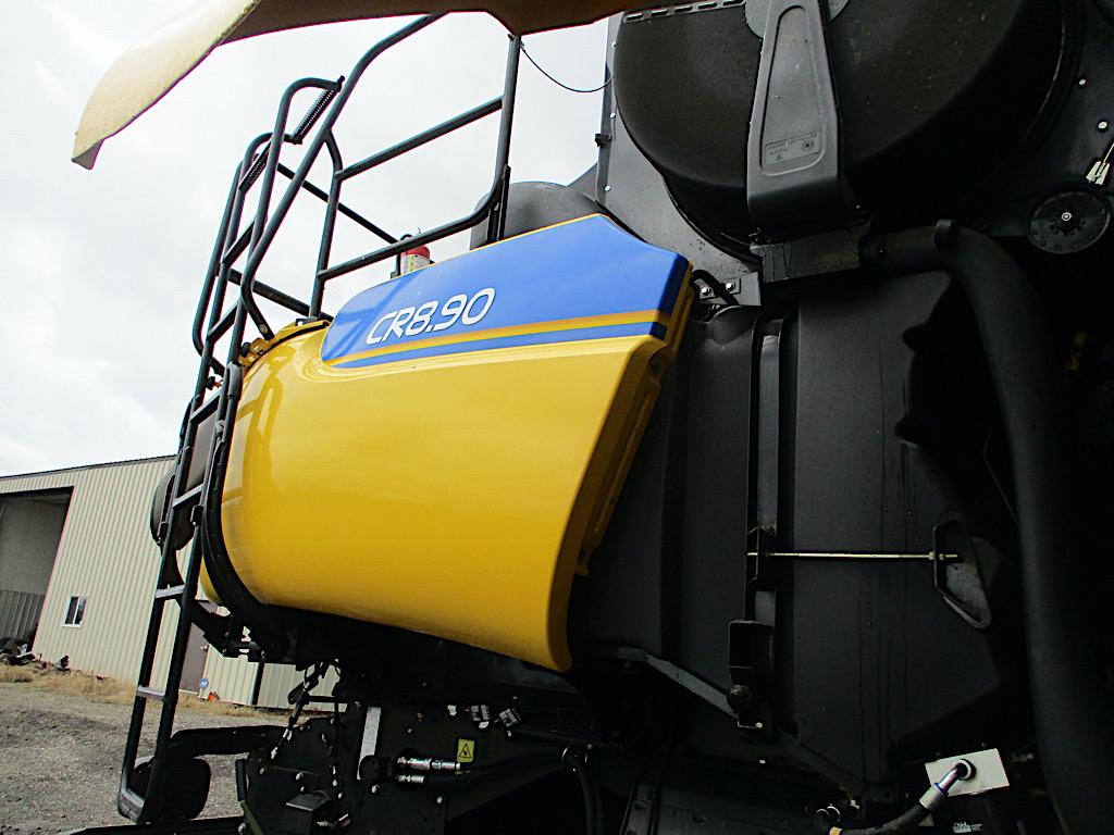 NEW HOLLAND CR8.90 COMBINE