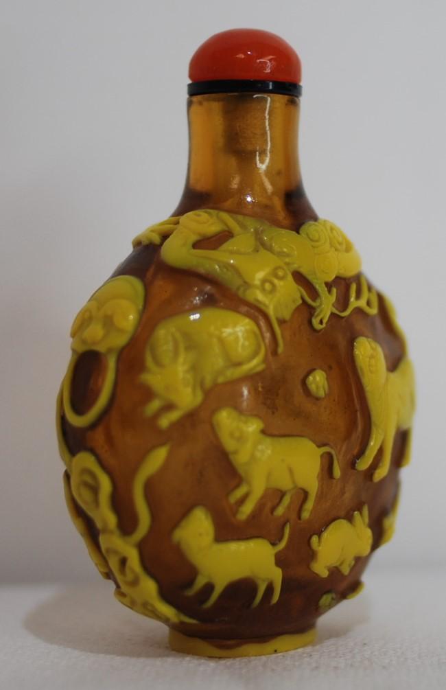 Chinese Snuff Bottle Brown Peking Glass W/ Yellow Overlay