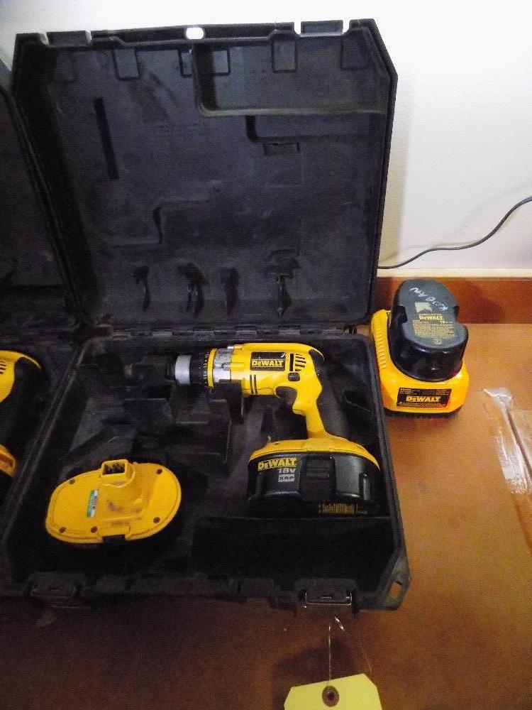 DeWalt Cordless Drill 18V with (3) Batteries, Charger and Case