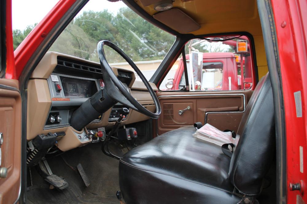 1983 FORD F8000 LINE TRUCK