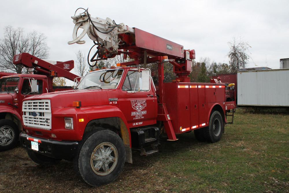 1983 FORD F8000 LINE TRUCK