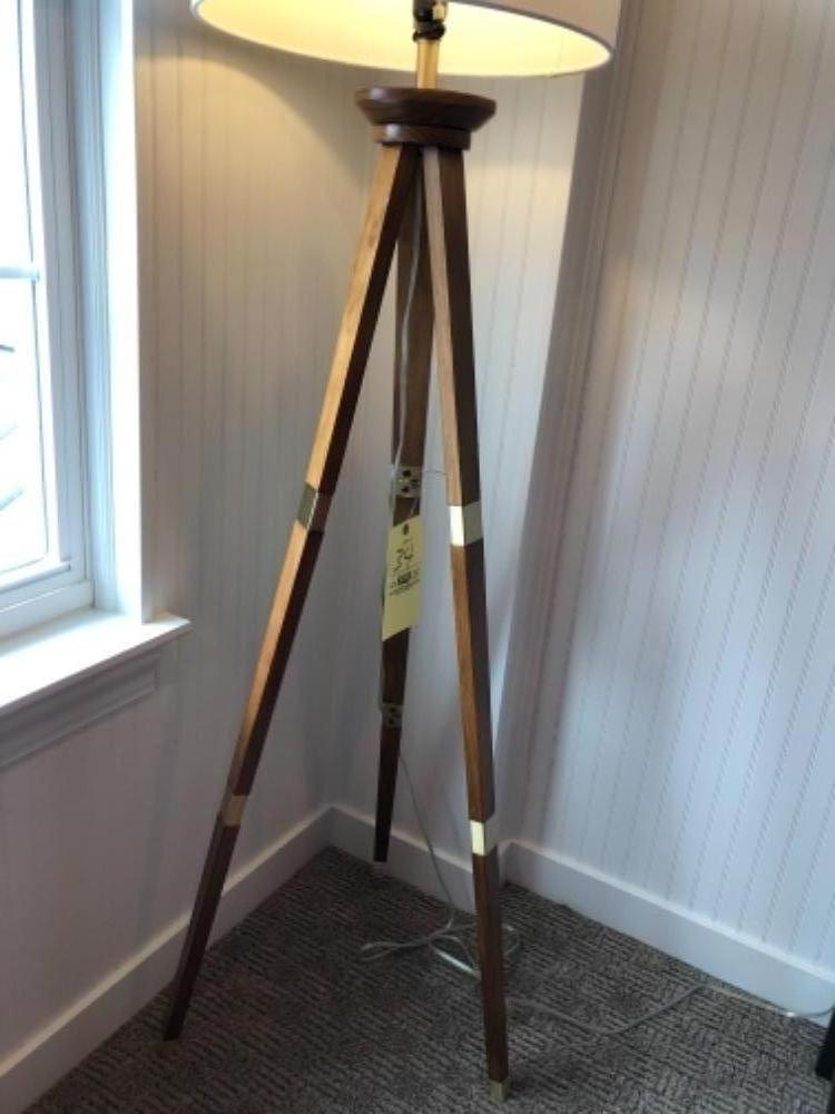 Tripod wood lamp