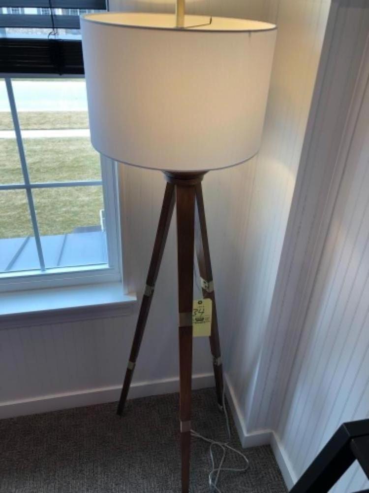 Tripod wood lamp