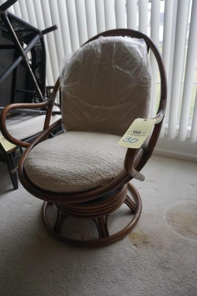 Spring-loaded round chair