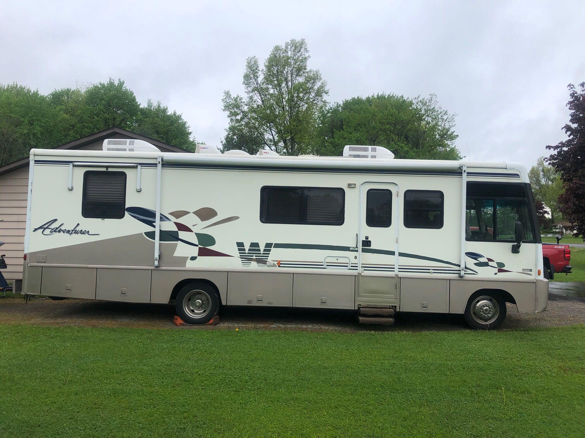 1998 Winnebago Adventure 30 ft - 71,000 miles