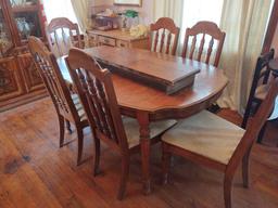 Dining Room Table w/6 Chairs and Extra Leaf