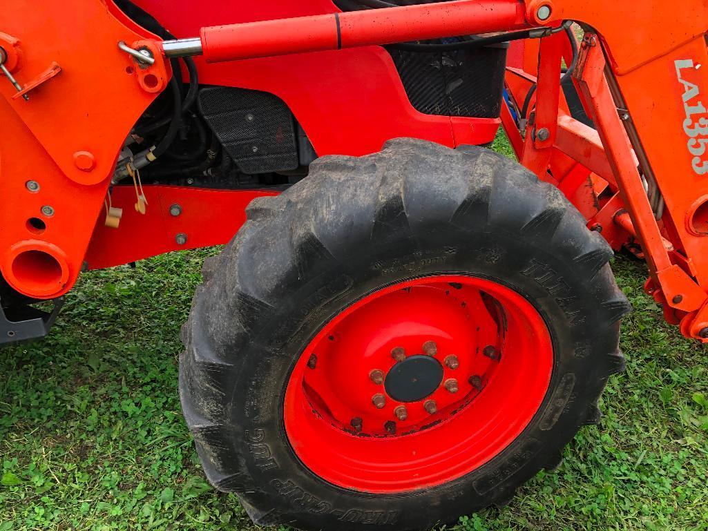 Kubota M9540 tractor full cab with Kubota LA1353 loader with QT mat. bucket