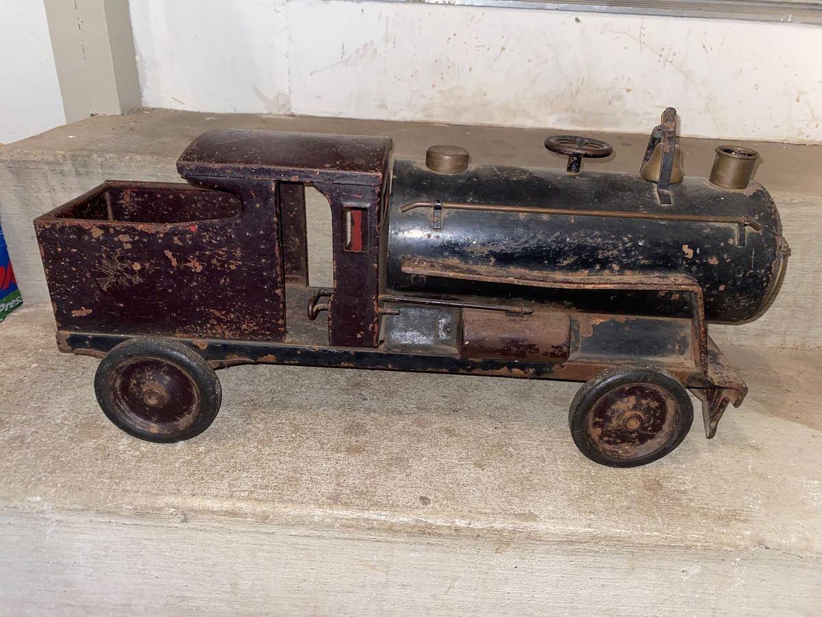 1930s Keystone pressed steel ride-on 6400 locomotive, 26" long x 13" tall.