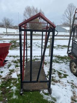 Collapsible grooming chute with rubber floor