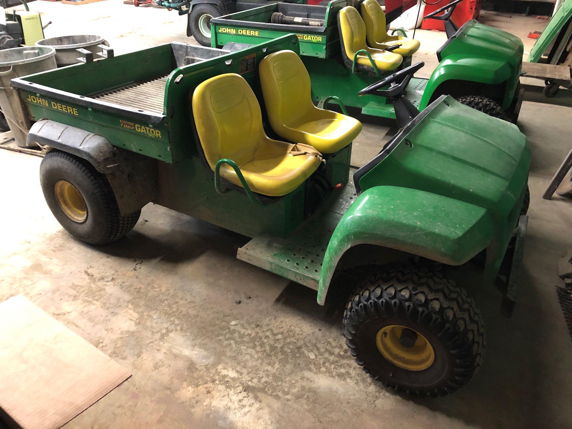 John Deere electric turf gator w/ charger, 1,964 hrs., 43 x 48 electric dump bed