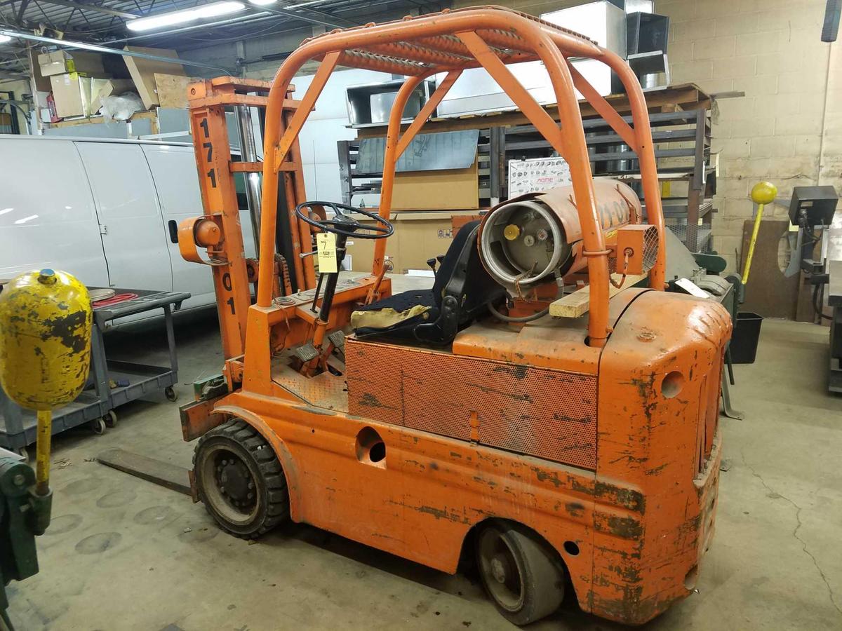 Yale double mast fork lift, propane, shows 689hrs, no capacity plate