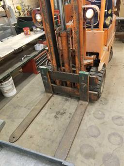 Yale double mast fork lift, propane, shows 689hrs, no capacity plate