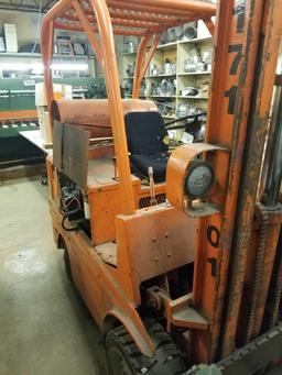 Yale double mast fork lift, propane, shows 689hrs, no capacity plate