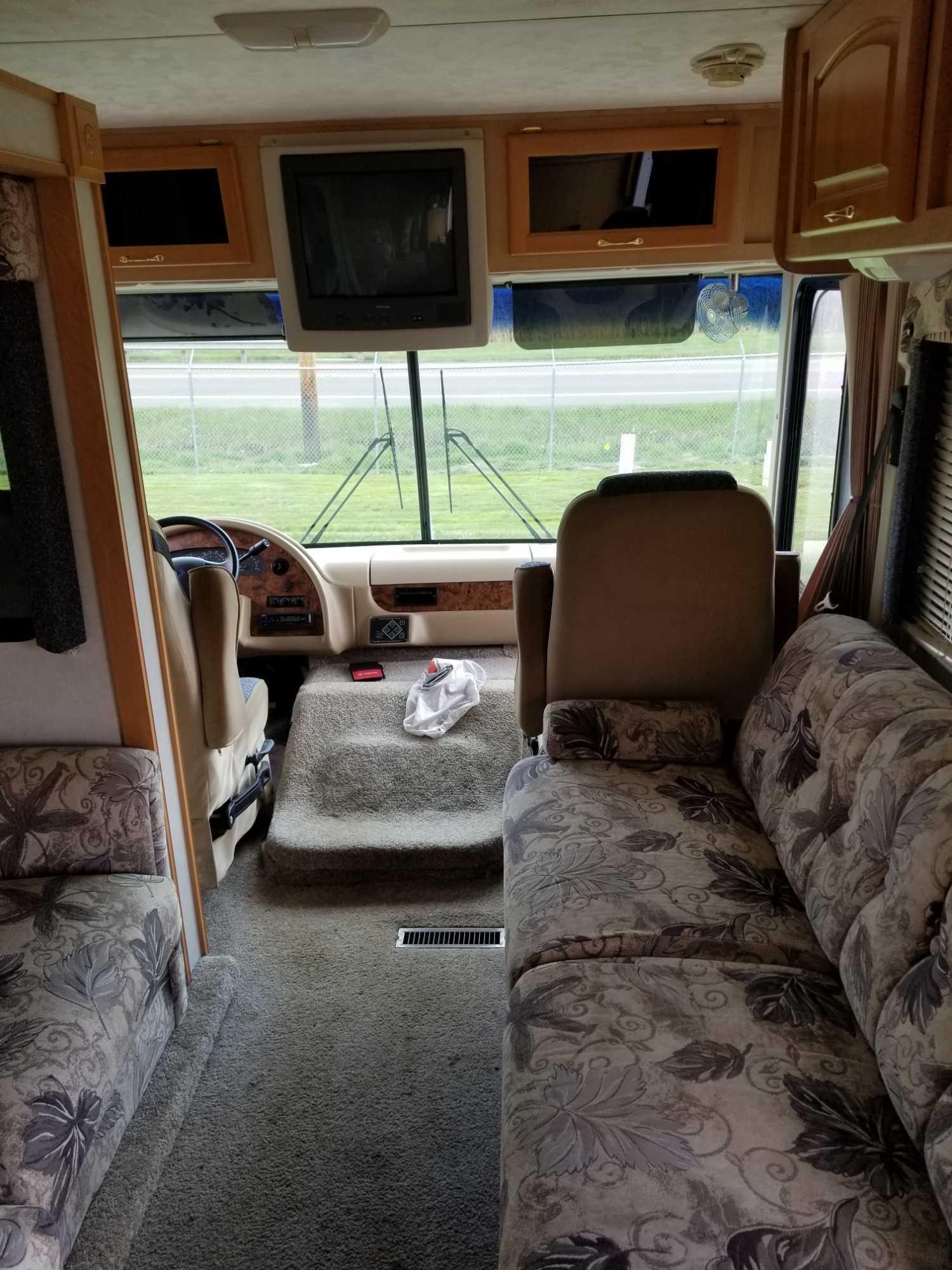 2004 32 ft Daybreak by Damon motor home, 1 slide out, 21,533 miles, runs, needs brakes looked at