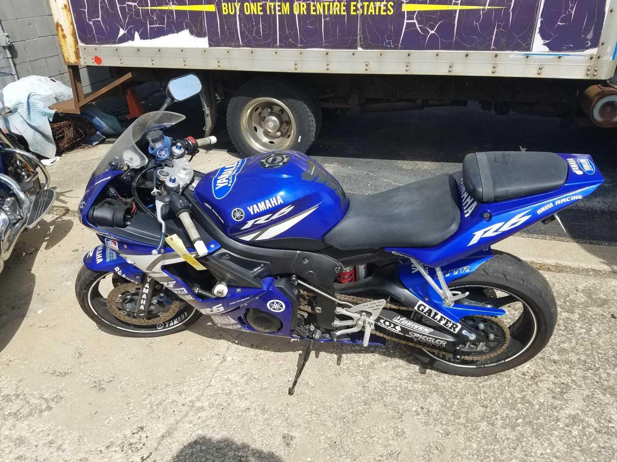 2004 Yamaha YZFR6 motorcycle