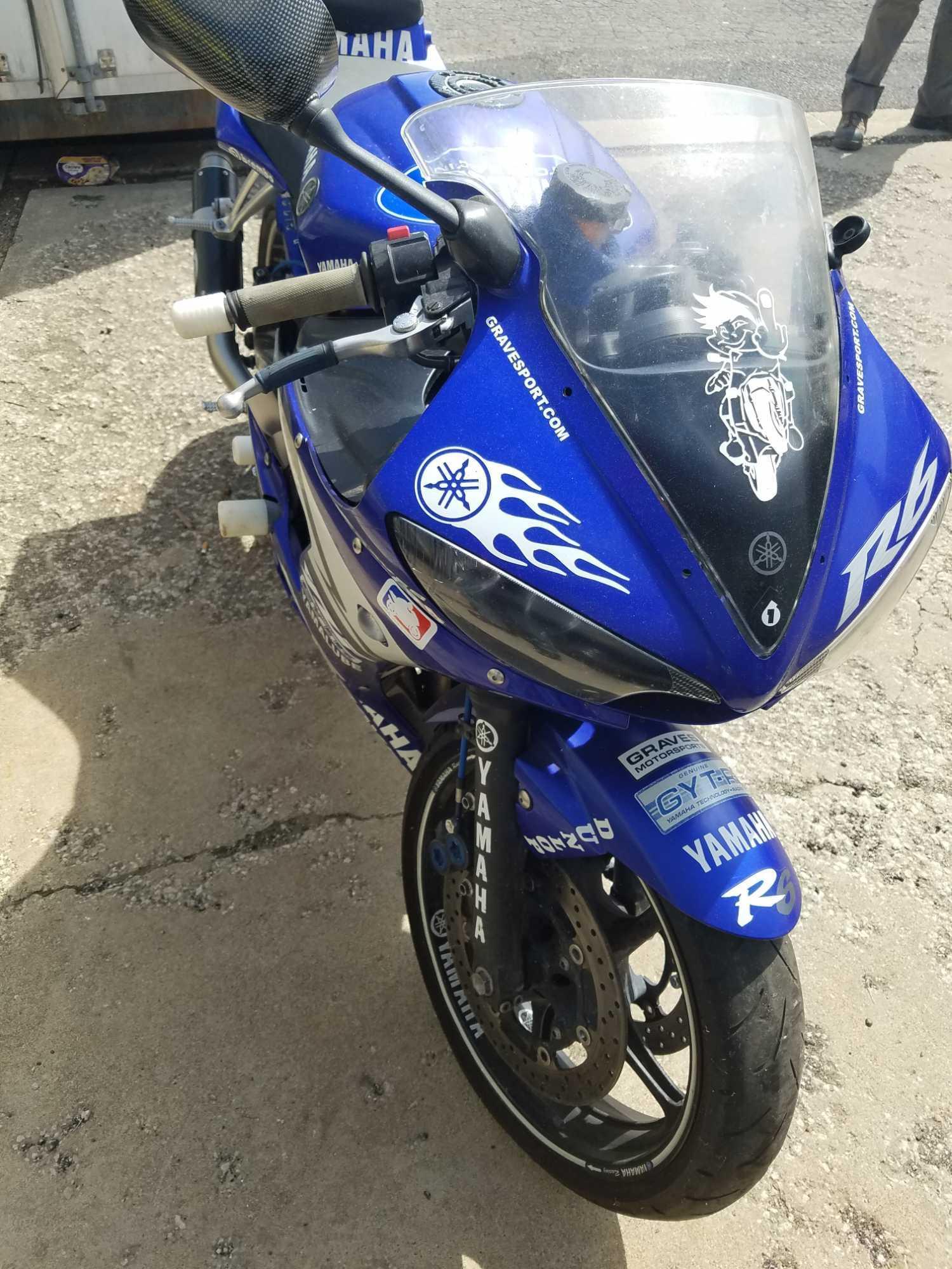 2004 Yamaha YZFR6 motorcycle