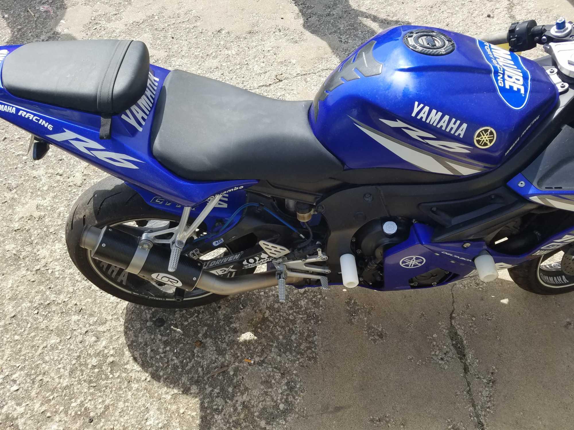 2004 Yamaha YZFR6 motorcycle