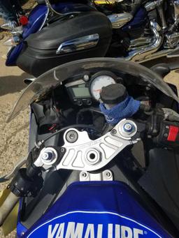 2004 Yamaha YZFR6 motorcycle