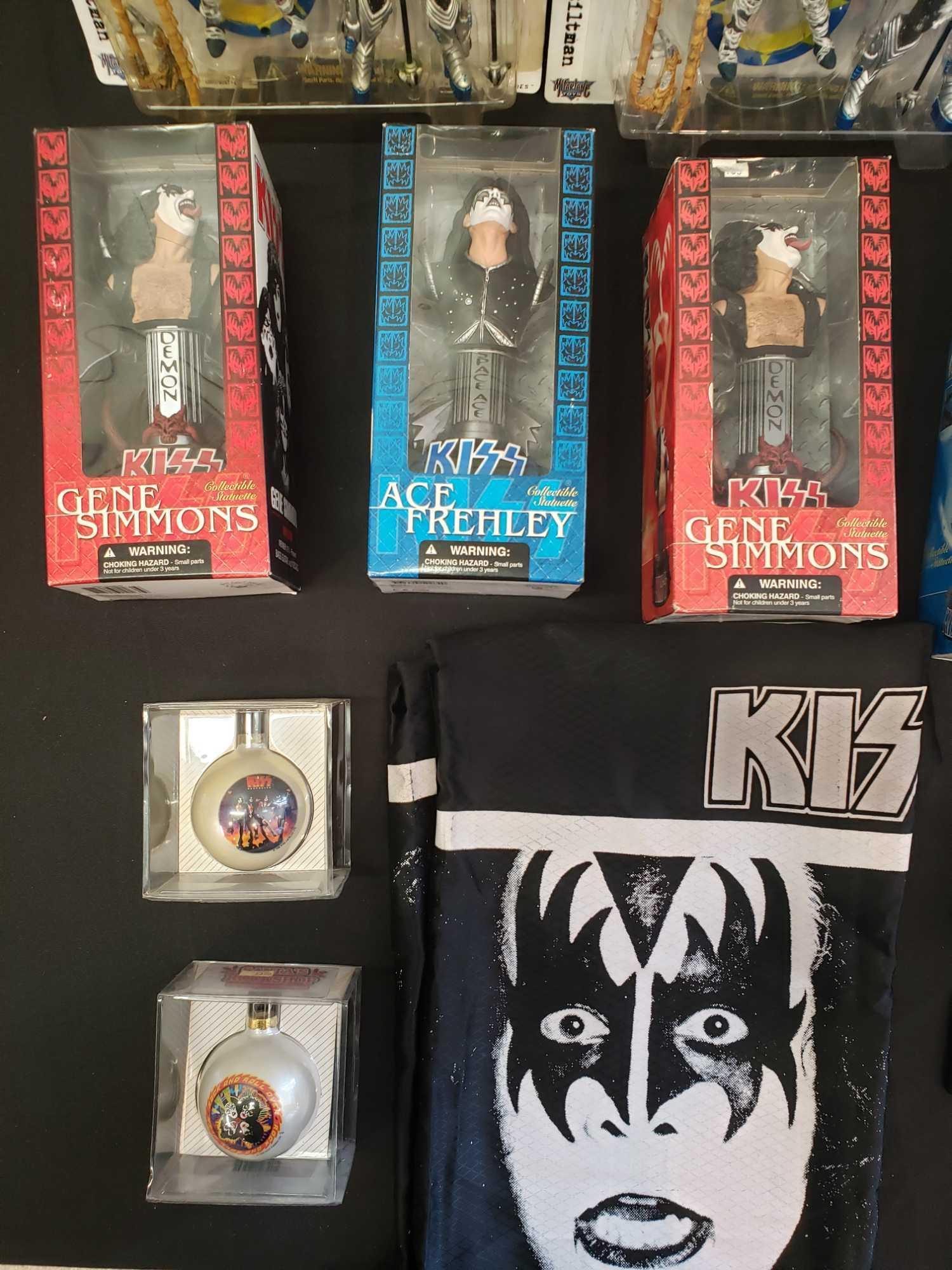 KISS collector lot (McFarlane collector statuettes, zippo, ornaments)