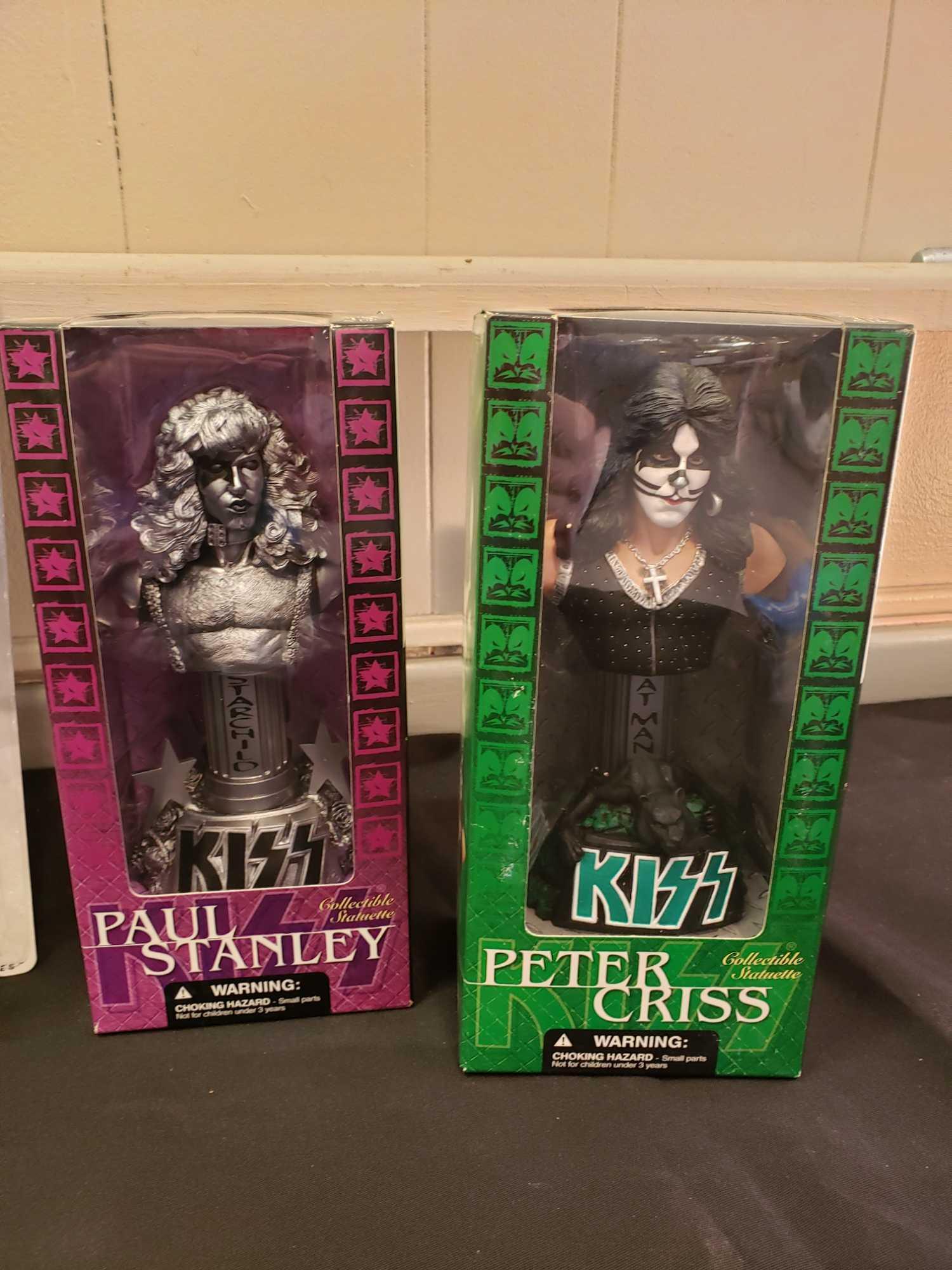 KISS collector lot (McFarlane collector statuettes, zippo, ornaments)