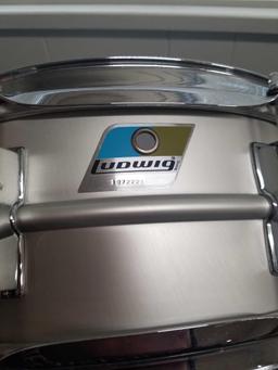 Ludwig 1970s, 8 lug, 14inch, snare drum with hard case and accessories