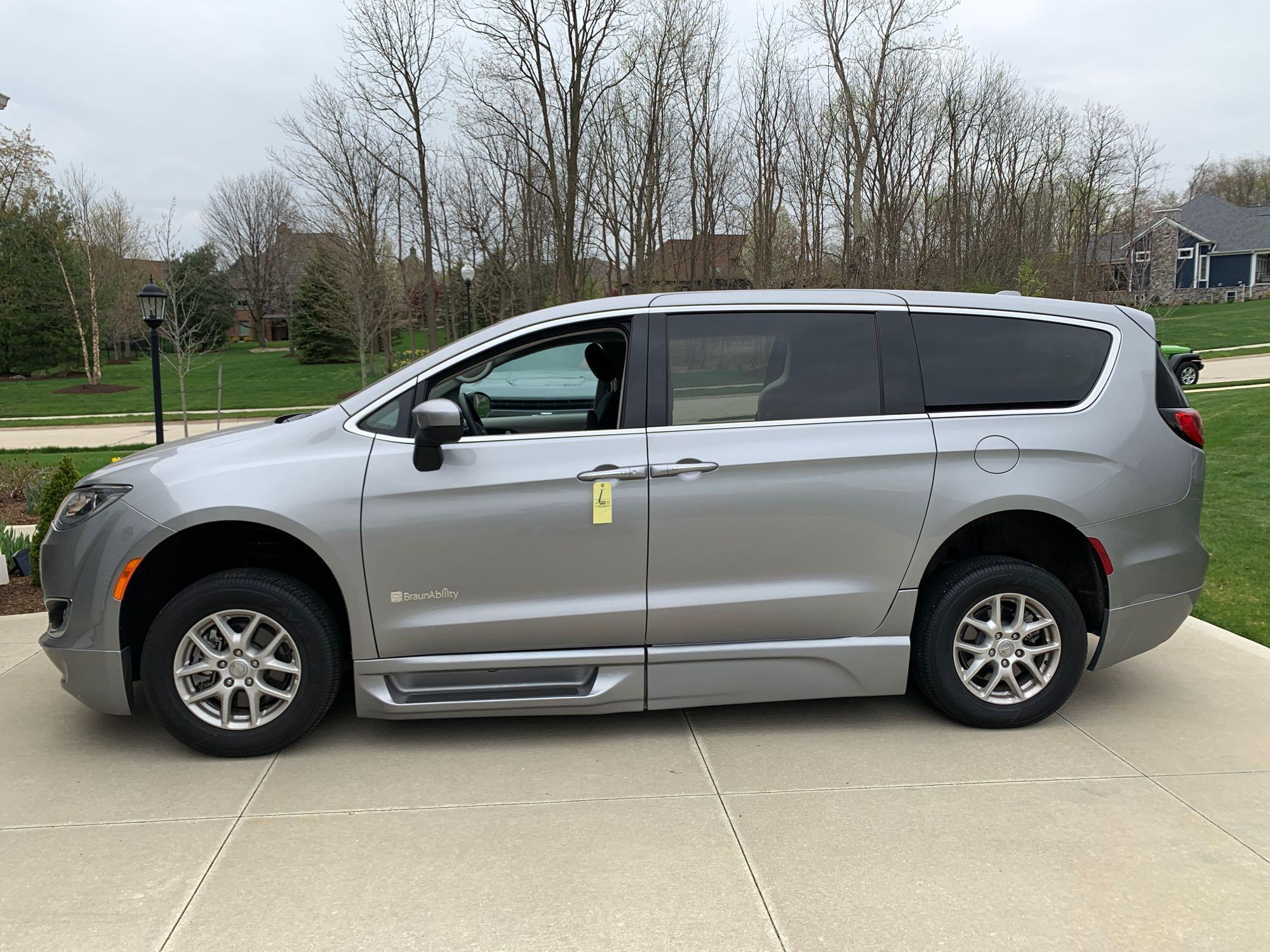 2017 Chrysler Pacifica BraunAbility Van 3,512 miles